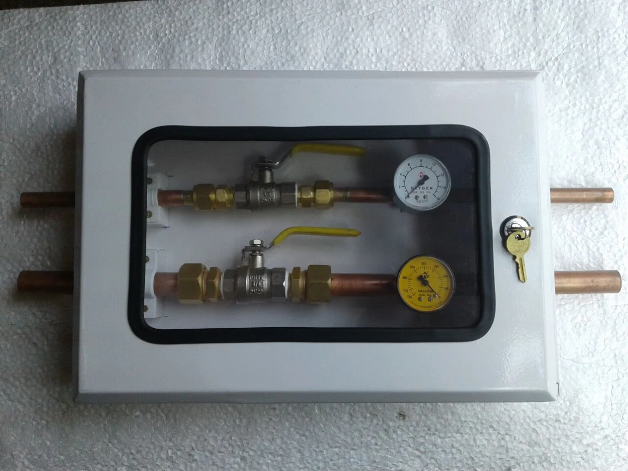 Zone valve box with oxygen and vacuum isolation valves and pressure gauges by Zenlocare